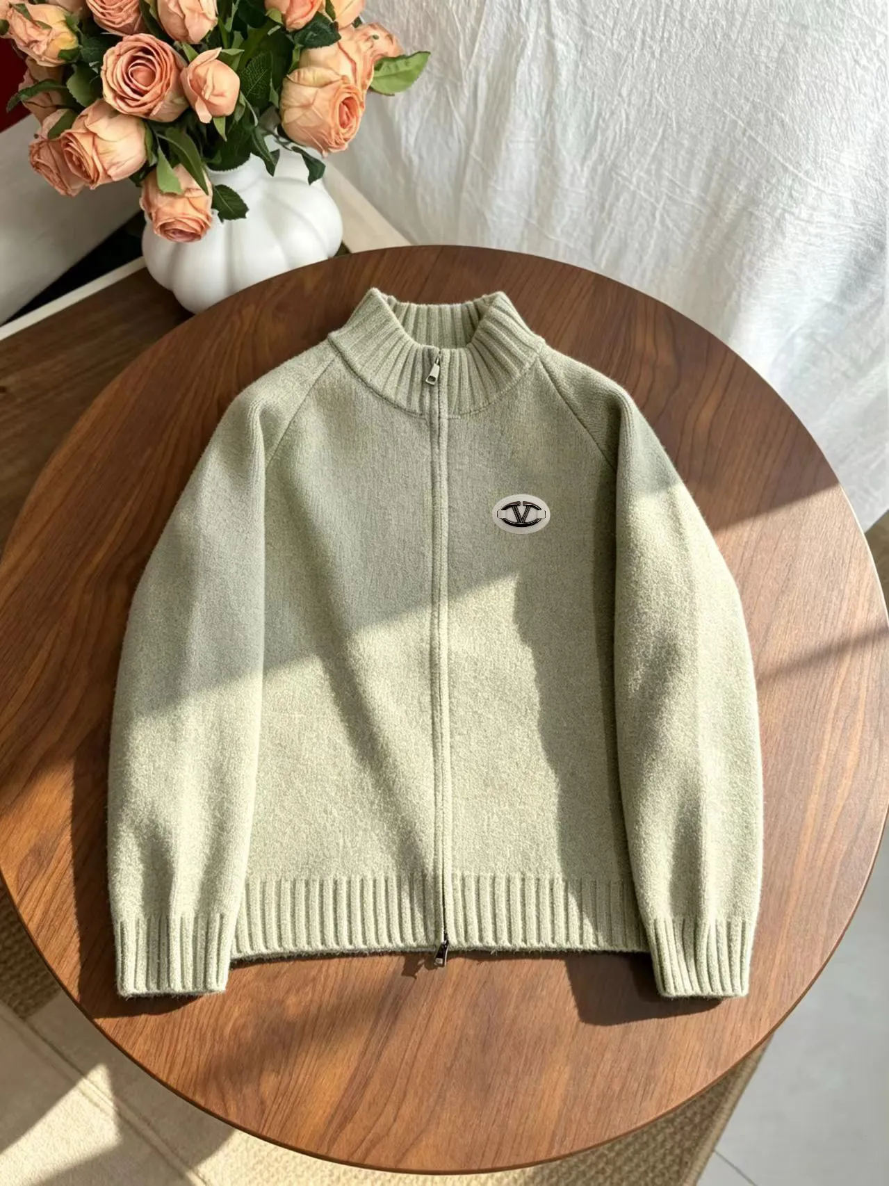 P195, Valentino 2026 autumn and winter new product low-key luxury old money style trendy brand gentleman mid-collar Premium sweater wool yarn blend upper body is comfortable and easy to care for Double-layer yarn can produce such a premium effect. It is available from trading company channels. It is a star-level item in winter. It is easy to wear and practical. It is an all-purpose basic Versatile style. The texture is excellent. It is skin-friendly and comfortable without scratching. It is a high-end fashion base layer that is extremely comfortable whether worn alone or as an inner layer. It has an excellent texture that is suitable for close-fitting wear. Demonstrate high-end and invincible fashion! Slim-fitting but not tight, with high elasticity on all sides, it is definitely a very comfortable upper body experience. It is a must-have item for winter wear! It is quite comfortable to wear under the down jacket. The stitching is neat and exquisite, and the details are exquisite. The upper body effect is very good. There is no age limit. It is the best product on the Internet! Size: M-3XL can fit up to about 200 pounds. Please state your height and weight when placing an order.